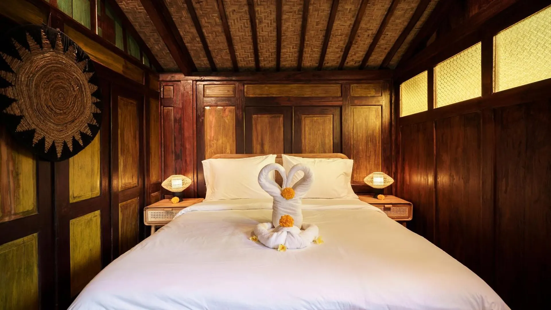 Chalet Tropical Traditional Indonesian Wooden Cottage In Ubud