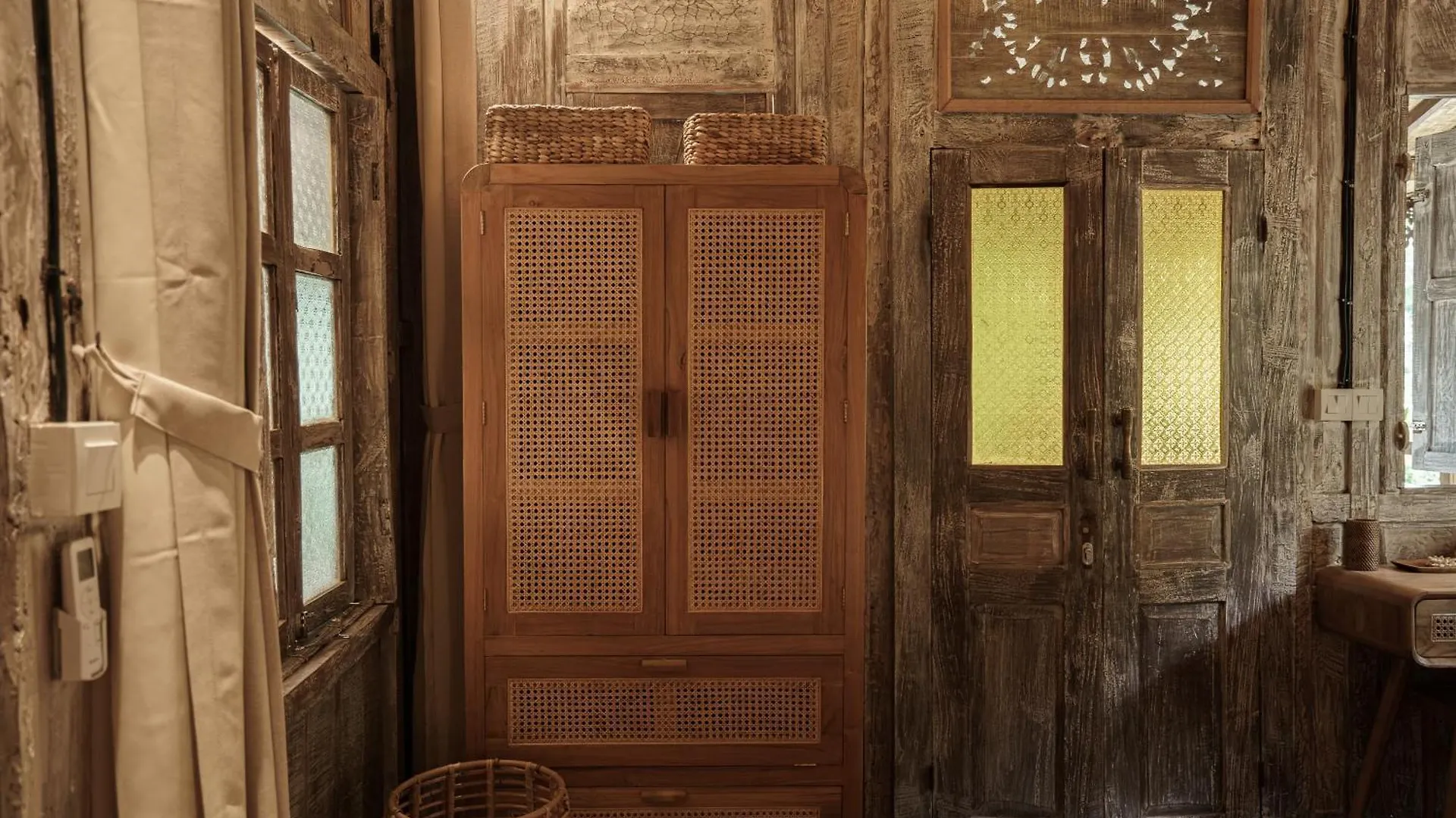 Chalet Tropical Traditional Indonesian Wooden Cottage In Ubud