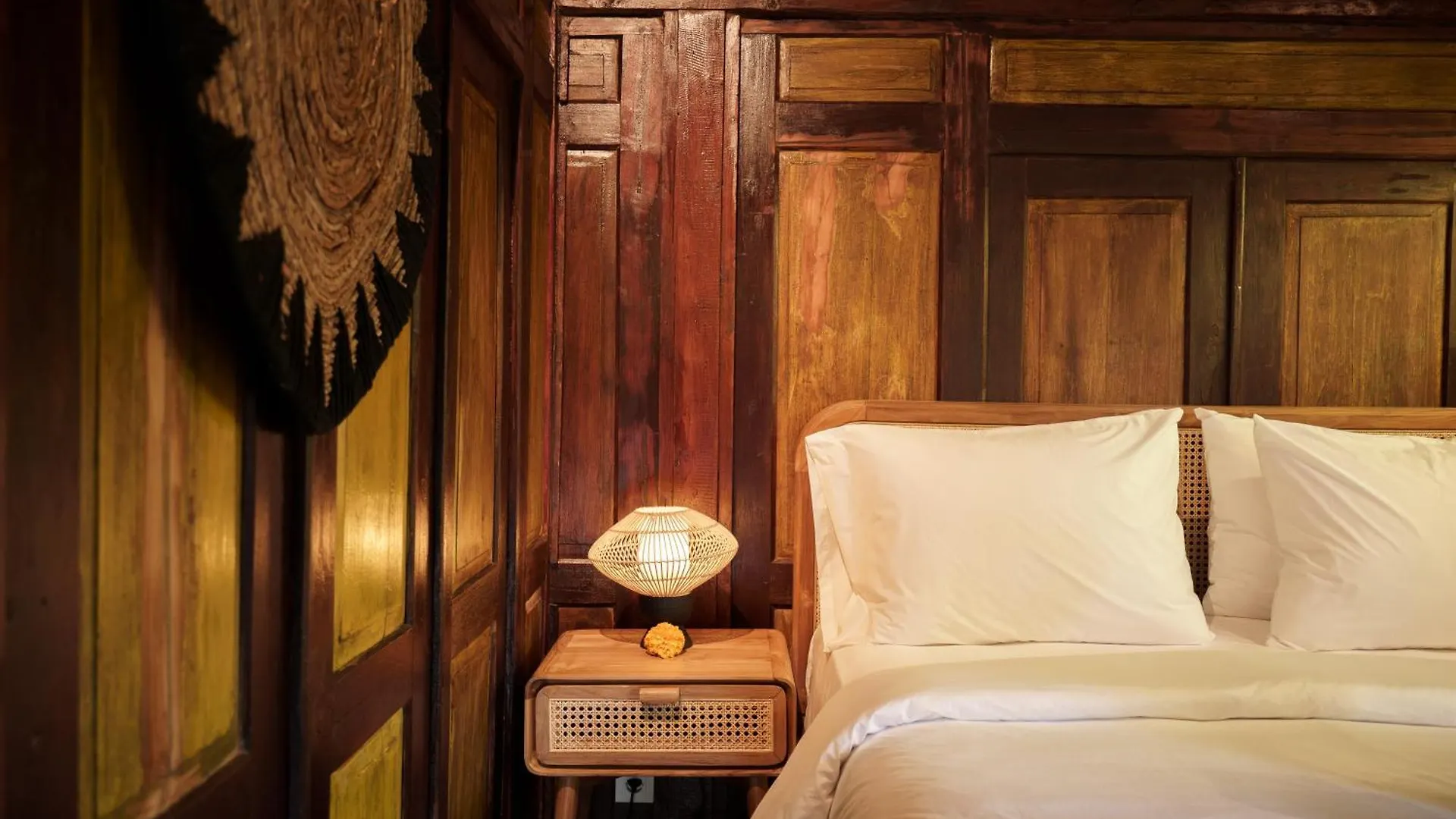 Tropical Traditional Indonesian Wooden Cottage In Ubud Ubud (Bali)
