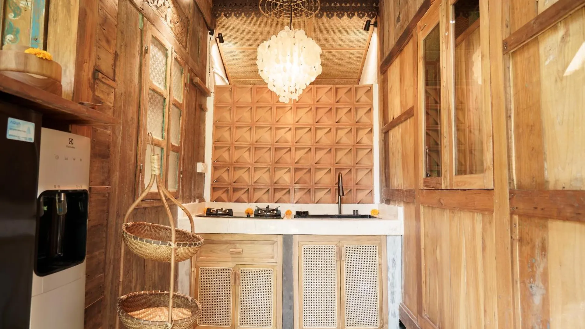 Tropical Traditional Indonesian Wooden Cottage In Ubud Ubud (Bali)