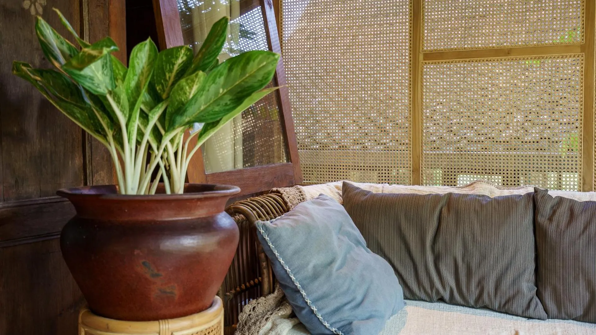 Tropical Traditional Indonesian Wooden Cottage In Ubud Ubud (Bali)
