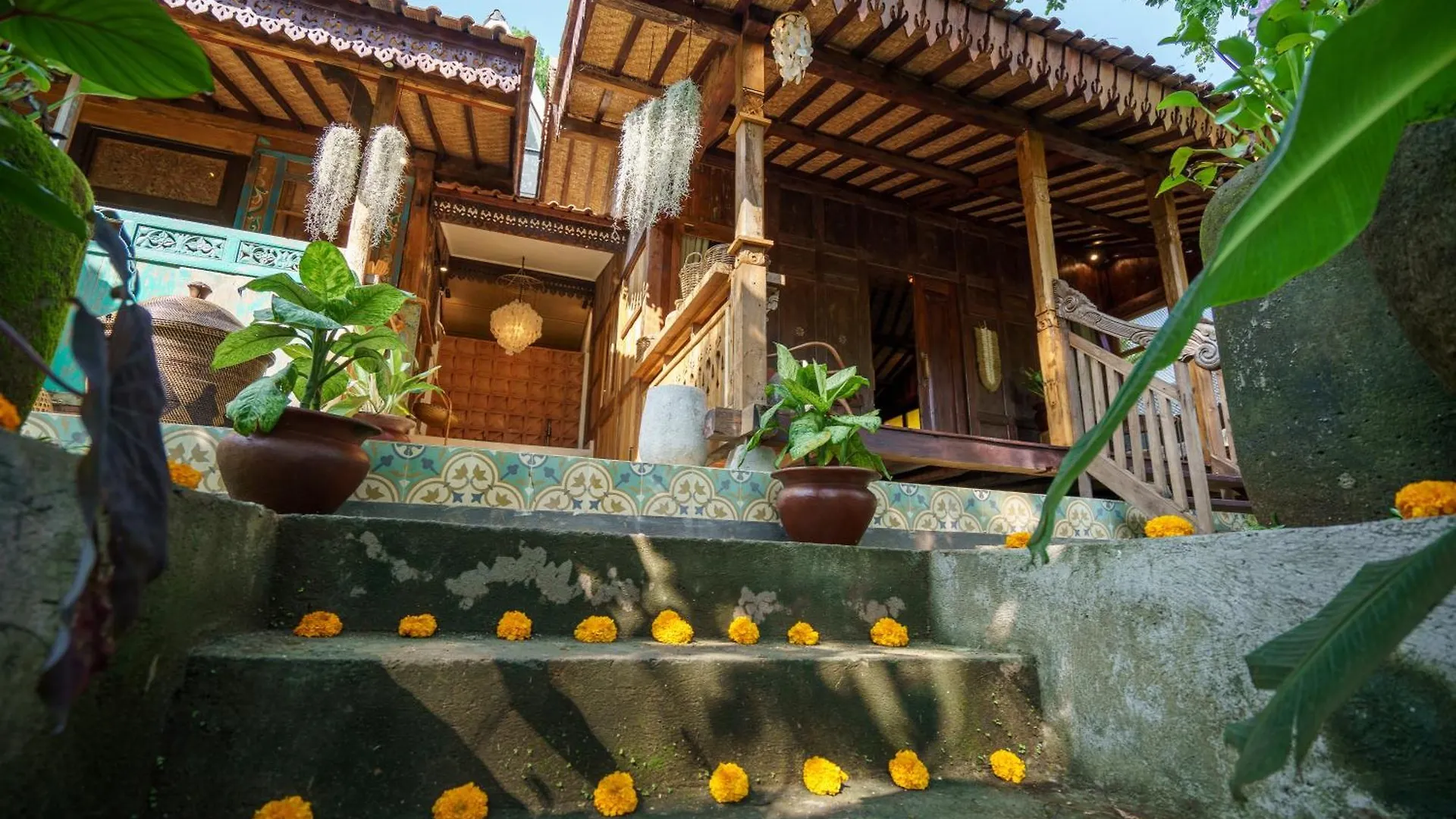 Chalet Tropical Traditional Indonesian Wooden Cottage In Ubud